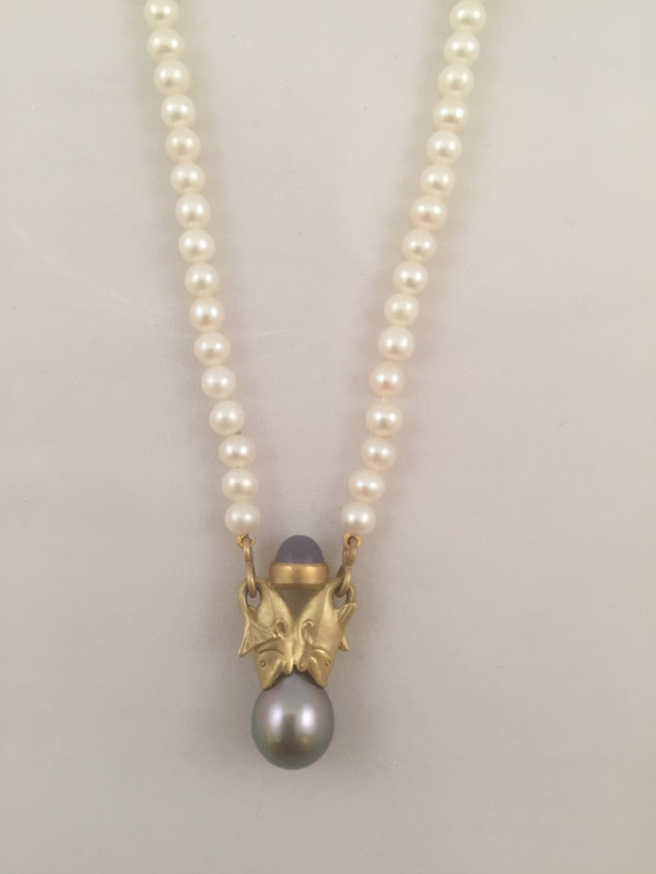 Pendant necklace with pearl strand